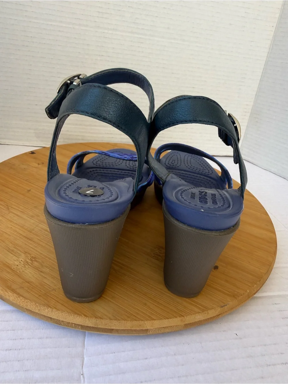 Crocs Women Leigh II Sandal Sz 7 Blue Tie Dye Ankle Strap Wedge Coastal Cushion